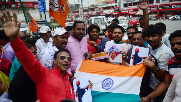 Hindistan halkı, hükümetin Cammu Keşmir'e özerklik tanıyan maddenin iptalini parlamentoya taşımasını kutladı. - Sputnik Türkiye