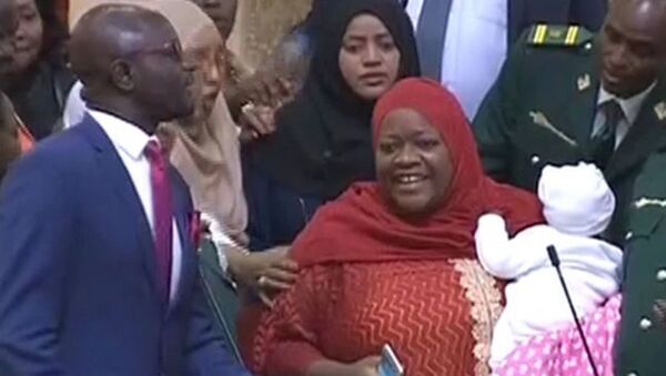 Kenya'da Ulusal Meclis'e bebeğiyle giden milletvekili, zorla salondan çıkarıldı - Sputnik Türkiye