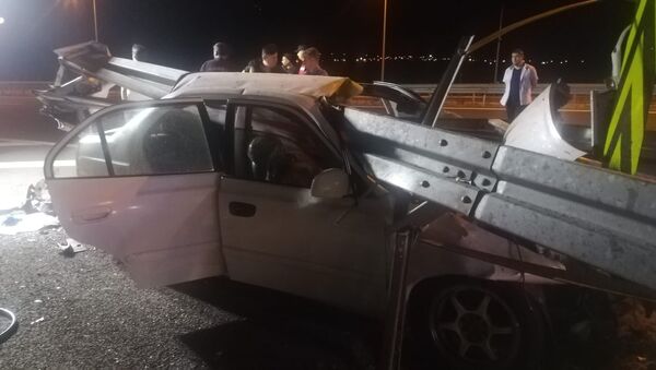 İzmir-İstanbul Otoyolu’nda bir otomobil, bariyere saplandı - Sputnik Türkiye