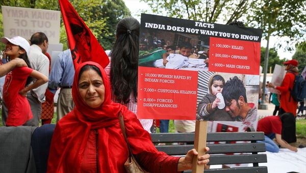 Beyaz Saray önünde toplanan ABD'de yaşayan Keşmirli bir grup, Hindistan'ın Keşmir'e yönelik politikalarını protesto etti. - Sputnik Türkiye