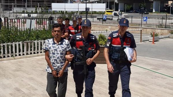 Antalya'da, sahte parayla kurbanlık aldıkları iddiasıyla yakalanan 3 kişiden 2'si tutuklandı. - Sputnik Türkiye