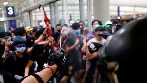  Hong Kong Havalimanı'nda protestocular ile polis arasında çatışma  - Sputnik Türkiye