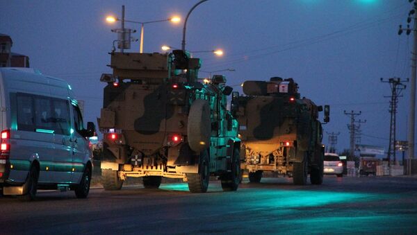 Türkiye'deki farklı birliklerden gönderilen komandoları taşıyan zırhlı araçlardan oluşan konvoy, Hatay'a ulaştı. - Sputnik Türkiye