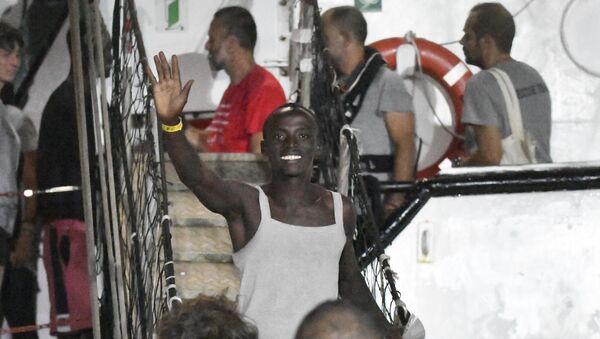 Tam 19 gündür İtalya'nın Lampedusa açıklarında bekleyen İspanyol sivil toplum kuruluşu Open Arms'a ait gemide bulunan mülteciler savcılık kararının ardından sonunda karaya çıktı. - Sputnik Türkiye