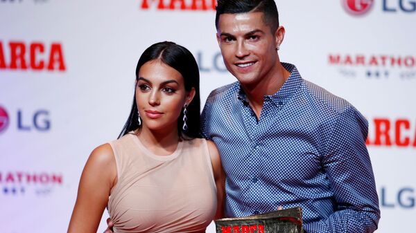 Cristiano Ronaldo, Temmuz 2019'da MARCA Efsane Ödülü'nü alırken hayat arkadaşı Georgina Rodriguez ile poz verdi. - Sputnik Türkiye