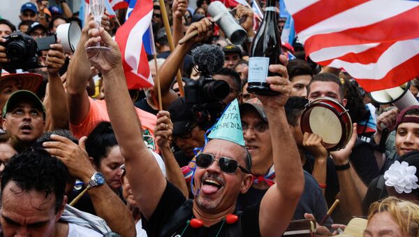 Porto Rikolular ısrarlı protestoların ardından 2 Ağustos 2019'da Vali Ricardo Rossello'nun istifa etmesini çılgınce kutlarken - Sputnik Türkiye