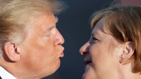 Fransa'nın Biarritz kentindeki G7 zirvesinin aile fotoğrafı çekimi sırasında ABD Başkanı Trump sık sık sert şekilde eleştirdiği Almanya Başbakanı Merkel'i 'yavaş çekimle' yanağından öptü. - Sputnik Türkiye