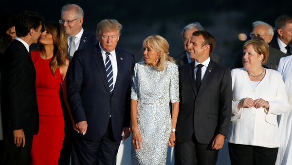 G7 zirvesi aile fotosu çekimi sırasında Melania Trump, Justin Trudeau'nun yanağına öpücük kondururken - Sputnik Türkiye
