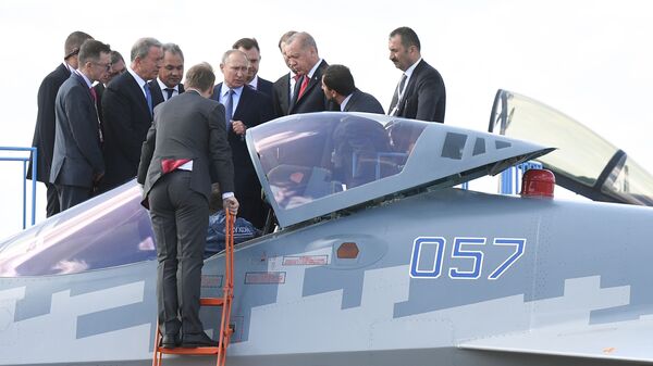 Başkent Moskova’nın hemen dışında yer alan Jukovskiy şehrinde düzenlenen MAKS-2019 Fuarı’nda Rus lider Putin ve Cumhurbaşkanı Erdoğan, Rusya’nın beşinci nesil savaş uçağı Su-57’yi inceledi. Komsomolskaya Pravda muhabiri Dmitriy Smirnov’un aktardığına göre böylelikle ‘Erdoğan, bir Su-57 uçağının kokpitine göz gezdiren ilk yabancı lider oldu.’ - Sputnik Türkiye