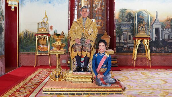 Tayland Kralı’nın resmi ‘metresinin’, yayınlandığı internet sitesinin çökmesine yol açan fotoğrafları - Sputnik Türkiye