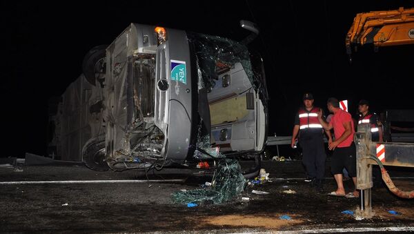 Antalya'da tur otobüsünün devrilmesi sonucu 1 kişi öldü, 28 kişi yaralandı. - Sputnik Türkiye