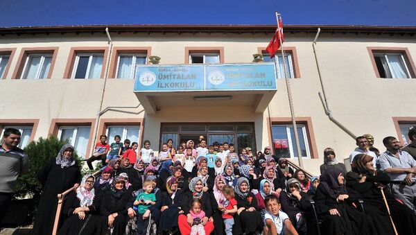 Bursa'nın Kestel ilçesindeki Ümitalan Ortaokulu, öğrenci sayısının 40’ın altında olması nedeniyle kapatıldı. - Sputnik Türkiye