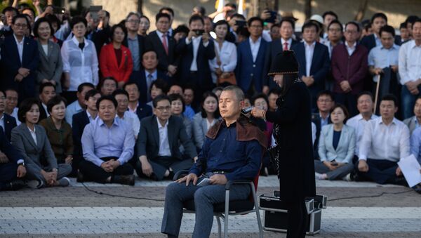 Güney Kore’de ana muhalefetteki Kore Özgürlük Partisi'nin (LKP) Genel Başkanı Hwang Kyo-ahn hükümeti protesto etmek için yüzlerce kişi önünde saçlarını kazıtan - Sputnik Türkiye