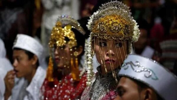 Endonezya'da kadınlar için evlilik yaşı 16'dan 19'a yükseltildi - Sputnik Türkiye