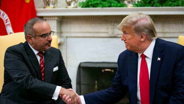 U.S. President Donald Trump shakes hands with Bahrain Crown Prince Salman bin Hamad Al Khalifa during a meeting in the Oval Office of the White House in Washington, U.S., September 16, 2019. REUTERS/Al Drago - Sputnik Türkiye