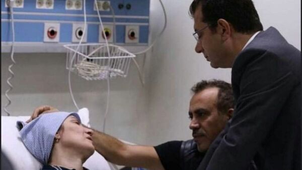 Neslican Tay'ın ailesini hastanede ziyaret eden İmamoğlu gözyaşlarını tutamadı - Sputnik Türkiye