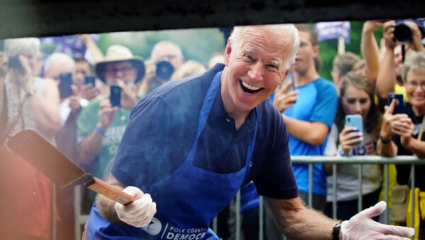 Joe Biden, Demokrat Parti'nin Iowa önseçimleri kampanyası sırasında mangal yaparken - Sputnik Türkiye