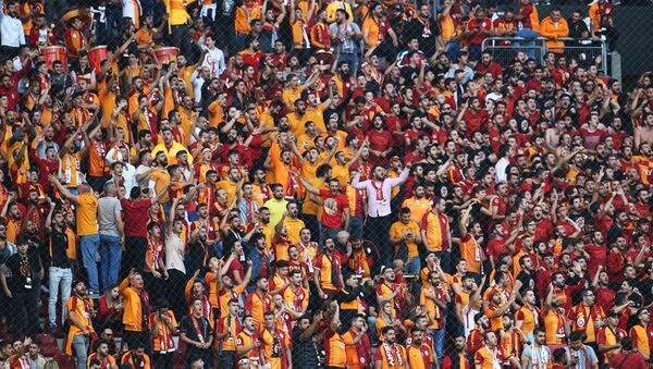 Galatasaraylı taraftarlar, Süper Lig'de Galatasaray ile Fenerbahçe arasında oynanacak derbi maçı önce tribünleri doldurdu. - Sputnik Türkiye