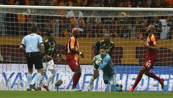 Süper Lig'in 6. haftasında Galatasaray ile Fenerbahçe arasında oynanan derbi 0-0 berabere bitti. - Sputnik Türkiye