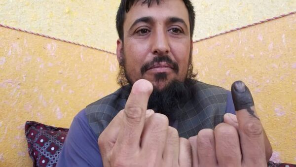 Afganistan cumhurbaşkanlığı seçimlerinde oy kullanan Safiullah Safi isimli seçmen - Sputnik Türkiye