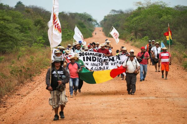 Bolivya yerlileri çevre için yürüyor - Sputnik Türkiye