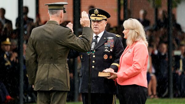 ABD Genelkurmay Başkanı Orgeneral Joseph Dunford, düzenlenen törenle görevini Kara Kuvvetleri Komutanı Orgeneral Mark Milley'e bıraktı.  - Sputnik Türkiye