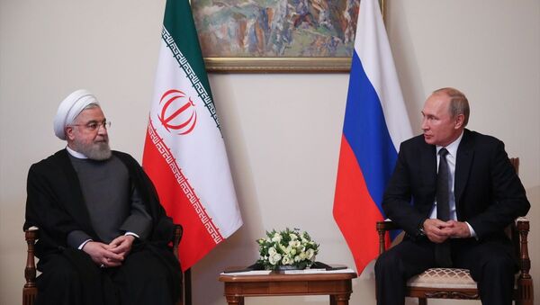İran Cumhurbaşkanı Hasan Ruhani (solda) ile Rusya Devlet Başkanı Vladimir Putin (sağda), Ermenistan'ın başkenti Erivan'da bir araya geldi. - Sputnik Türkiye