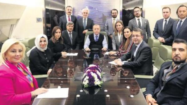 Cumhurbaşkanı Recep Tayyip Erdoğan, Sırbistan dönüşünde Star Haber Genel Yayın Yönetmeni Nazlı Çelik'in de aralarında bulunduğu gazetecilerin sorularını yanıtladı. - Sputnik Türkiye