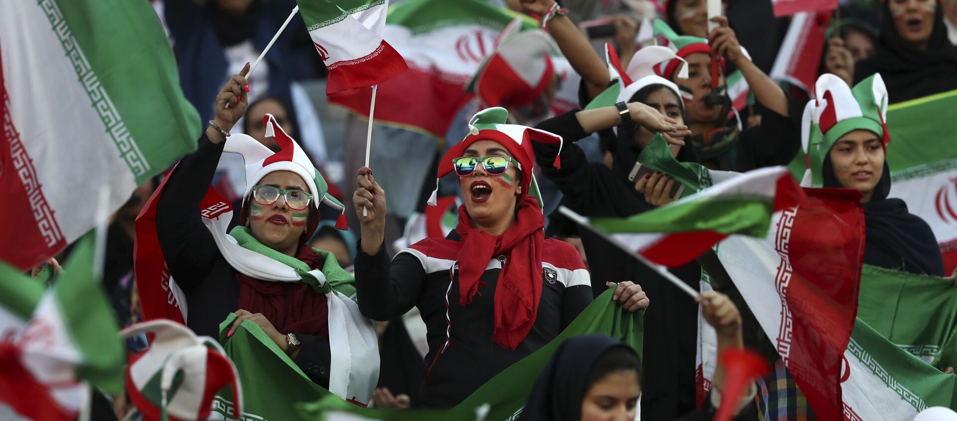 İranlı kadın taraftarlar 40 yıllık bir aranın ardından ilk kez bir futbol maçını izlemek için tribüne geldi. - Sputnik Türkiye, 1920, 10.10.2019