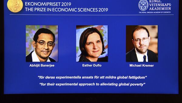 Nobel Ekonomi Ödülü, bu yıl küresel yoksullukla mücadele üzerine yaptıkları çalışmaları nedeniyle Abhijit Banerjee, Esther Duflo ve Michael Kremer'a verildi. - Sputnik Türkiye
