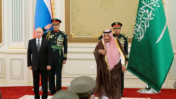 Rusya Devlet Başkanı Vladimir Putin, Suudi Arabistan ziyareti sırasında Kral Selman ile birlikte - Sputnik Türkiye
