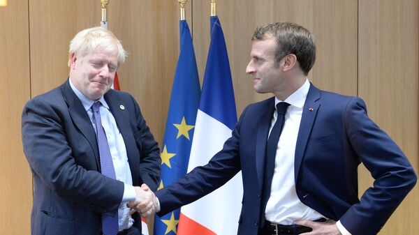 AB liderler zirvesinde Britanya Başbakanı Boris Johnson ile Fransa Cumhurbaşkanı Emmanuel Macron'dan 'anlaşma pozu' - Sputnik Türkiye