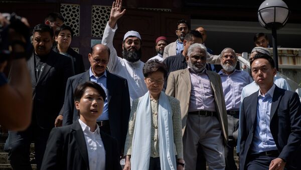Çin'in Hong Kong Özel İdari Bölge Baş Yöneticisi Carrie Lam, protestolarda zarar gören Kowloon'un camisini ziyaret ederek yaşanan olay için özür diledi. - Sputnik Türkiye