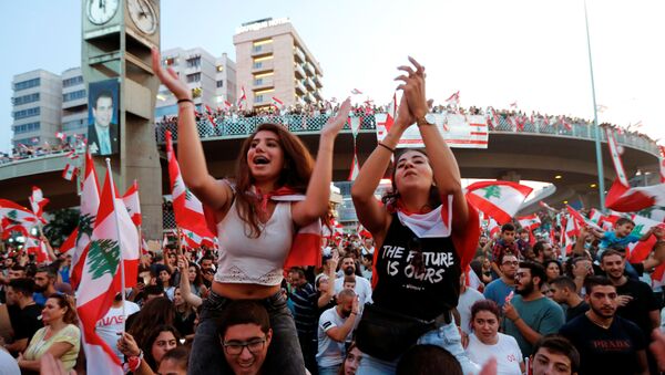 Lübnan'da nufusun çoğunluğunu Hıristiyanların oluşturduğu Cal el Dib kentinde göstericiler otoyolu kapatarak hükümeti ve sistemi protesto etti (21 Ekim 2019). - Sputnik Türkiye