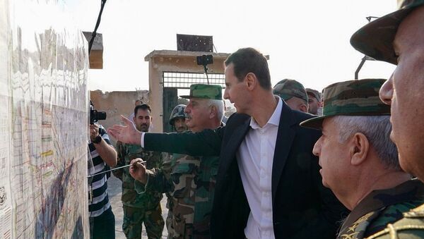 Suriye krizi başladığından bu yana ilk kez İdlib'e giden Devlet Başkanı Beşar Esad, Kürtlerle yapılan anlaşma kapsamında Türkiye sınırına Suriye askerlerinin konuşlandırılmasını yorumladı. - Sputnik Türkiye