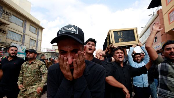 Irak'ın Necef kentindeki gösterilerde polis müdahalesi sonucu hayatını kaybeden protestocunun tabutunu taşıyan Iraklılar - Sputnik Türkiye