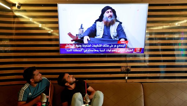 Iraklı gençler IŞİD lideri Ebubekir el Bağdadi'nin öldürüldüğünü aktaran haberleri izliyor. - Sputnik Türkiye