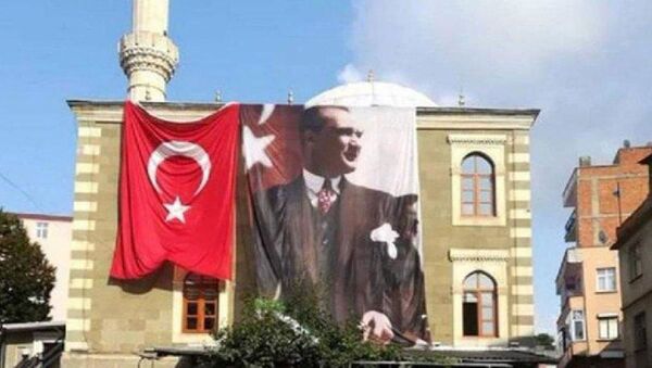 Atatürk posteri ve Türk bayrağı - Trabzon - Sputnik Türkiye