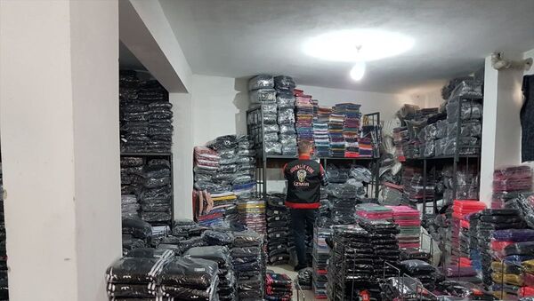 İzmir'in Balçova ilçesinde, polis ekiplerinin bir depoya düzenlediği baskında, piyasa değerinin yaklaşık 4 milyon lira olduğu değerlendirilen 47 bin parça taklit giyim eşyası ele geçirildi. - Sputnik Türkiye