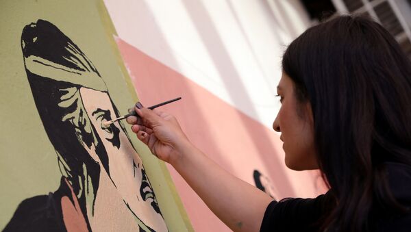 Kadın ressamlardan küfürlü duvar yazılarına sanatsal çözüm - Sputnik Türkiye