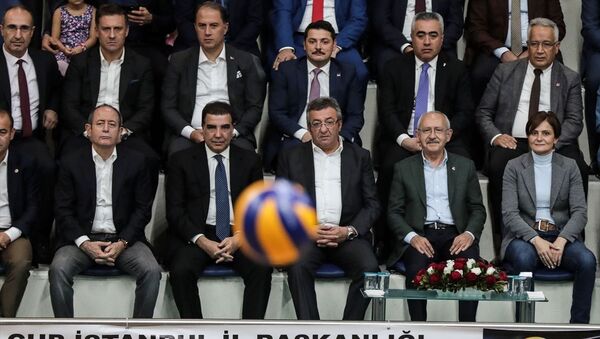 Kılıçdaroğlu, CHP İstanbul İl Başkanlığı tarafından düzenlenen İstanbul Kupası- İlçe Örgütleri Voleybol Turnuvası'nın İstanbul Büyükşehir Belediyesi Hidayet Türkoğlu Spor Kompleksi'nde oynanan final maçını izledi. - Sputnik Türkiye