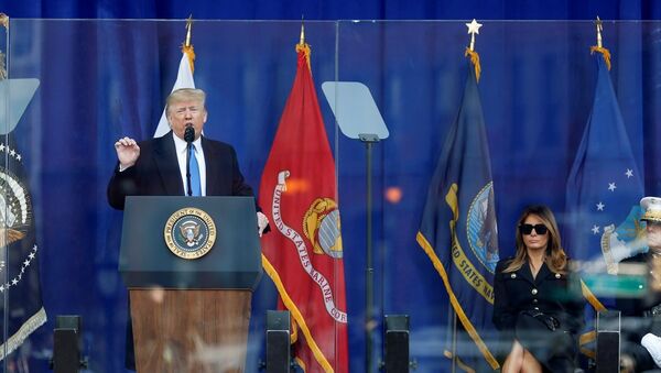ABD Başkanı Donald Trump, Gaziler Günü nedeniyle New York'ta düzenlenen anma törenine katıldı. - Sputnik Türkiye