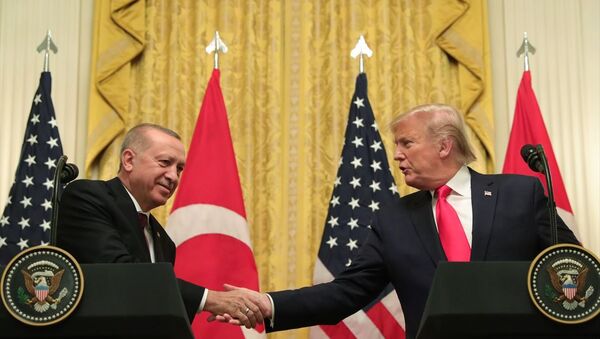 Türkiye Cumhurbaşkanı Recep Tayyip Erdoğan ve ABD Başkanı Donald Trump, Beyaz Saray'da baş başa ve heyetler arası görüşmelerin ardından ortak basın toplantısı düzenledi. - Sputnik Türkiye