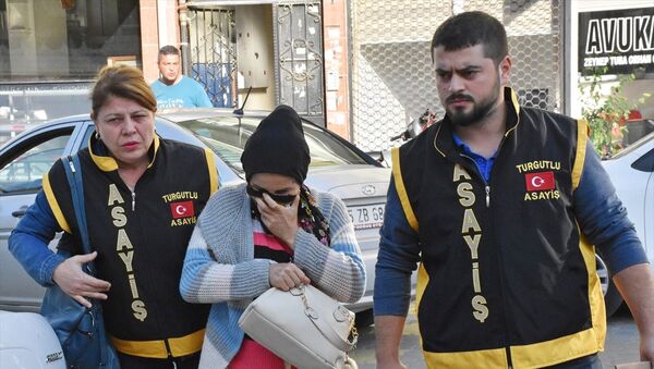 Manisa'nın Turgutlu ilçesinde, doğurduğu bebeği sokağa bırakarak ölümüne neden olduğu suçlamasıyla gözaltına alınan kadın tutuklandı. - Sputnik Türkiye