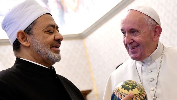 Katoliklerin ruhani lideri Papa Francis, El-Ezher Kurumu Şeyhi Ahmed et-Tayyib ile görüştü. - Sputnik Türkiye