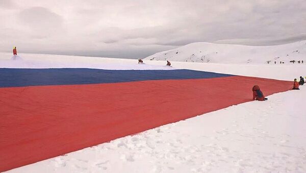 Rus motosikletçi grubu Gece Kurtları Antartika’da dev Rusya bayrağı açtı - Sputnik Türkiye