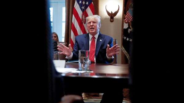 ABD Başkanı Donald Trump, ani hastane ziyaretinden üç gün sonra Beyaz Saray'daki kabine toplantısında boy gösterdi. - Sputnik Türkiye