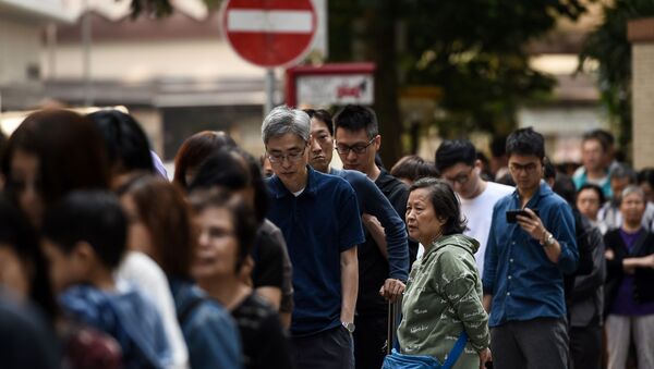 Hong Kong'ta halk protestoların gölgesinde yerel seçim için sandık başında - Sputnik Türkiye