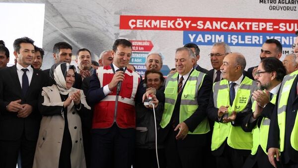 Sancaktepe'de düzenlenen törenle TBM (Tunnel Boring Machine) makinası, İstanbul Büyükşehir Belediye (İBB) Başkanı Ekrem İmamoğlu'nun katılımıyla, Sancaktepe İstasyonu şantiye alanına indirildi. - Sputnik Türkiye