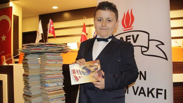 4 ayda 1053 kitap okuyan 8 yaşındaki Mahir Atabey Türk, Guinness Rekorlar Kitabı’nda - Sputnik Türkiye